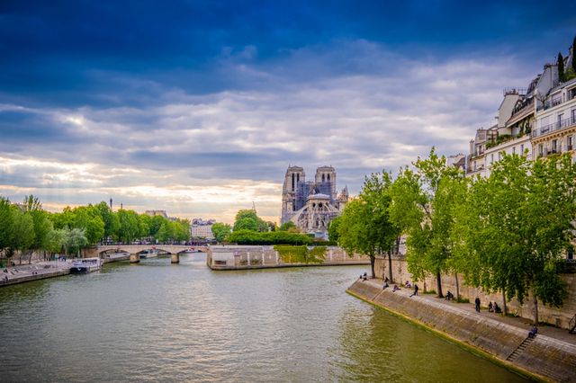 Paris, Ile de la Cité large apartment for sale opposite the Notre Dame ...